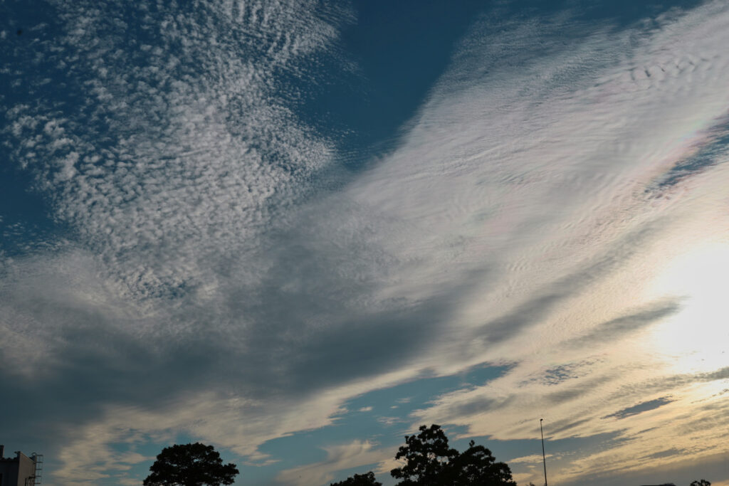 EOS R6 Mark IIIで撮影した、夕景へと移り変わる瞬間のなだらかな空のグラデーションと雲の階調表現