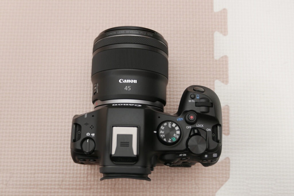 EOS R6 Mark IIIにRF45mm F1.2 STMを装着した状態の真上から見た重量バランス