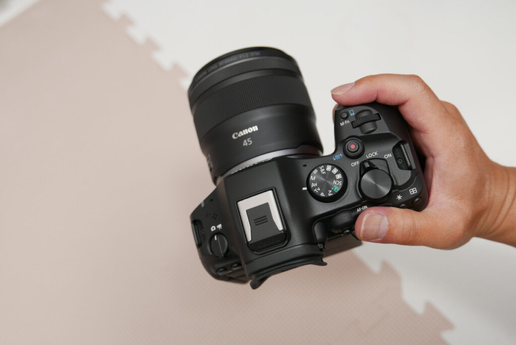 EOS R6 Mark IIIにRF45mm F1.2 STMレンズを装着し上部から手でホールドした状態