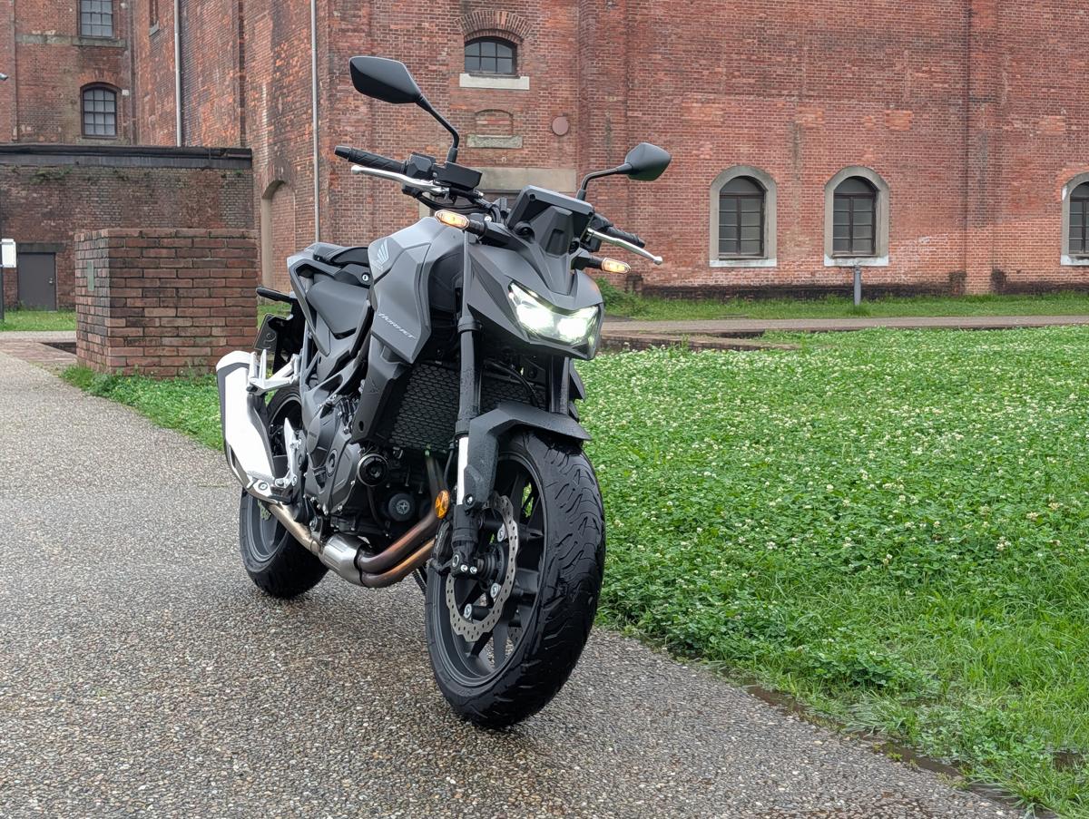 CB750 HORNETの先進的なフロントマスクの全体写真