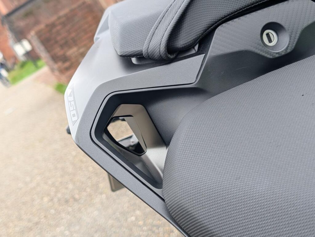 スーパースポーツのDNAを感じさせるシートカウル側面のエアダクト穴