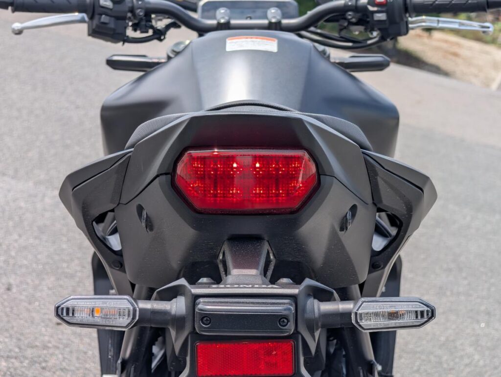 引き締まったリヤ周りを演出するコンパクトなLEDテールランプとウインカー1