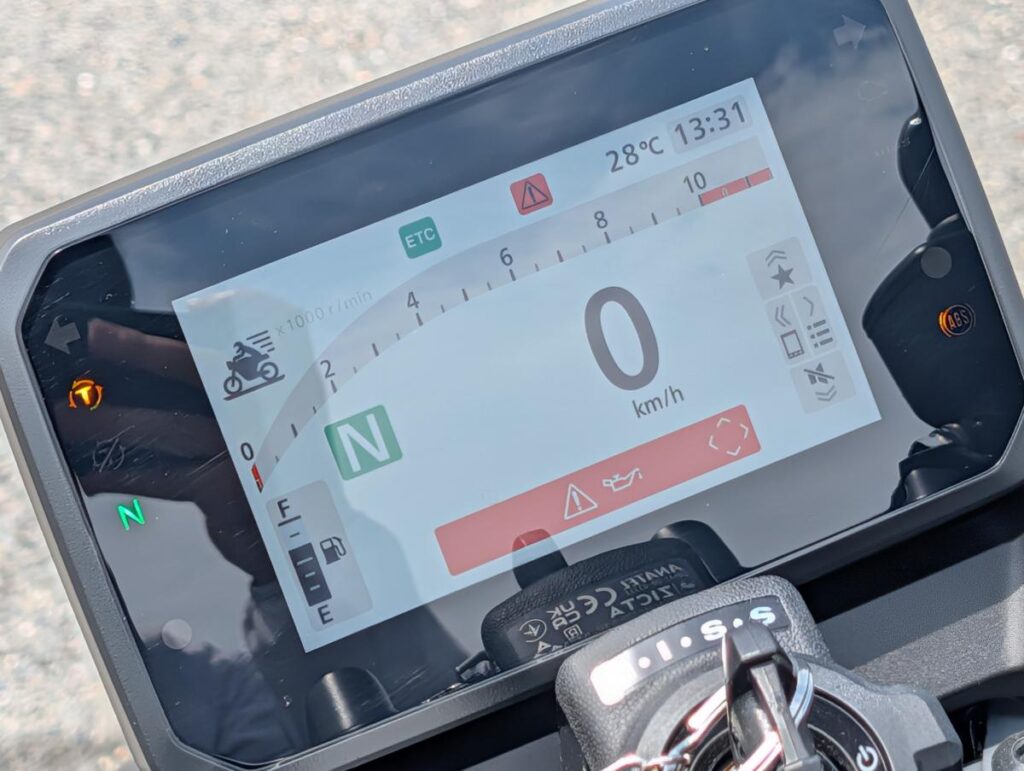 視認性に優れたCB750 HORNETの5インチTFTフルカラー液晶メーター
