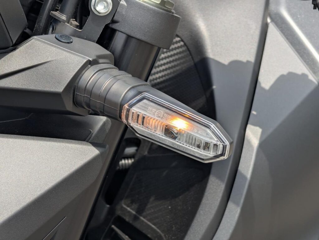 引き締まったリヤ周りを演出するコンパクトなLEDテールランプとウインカー
