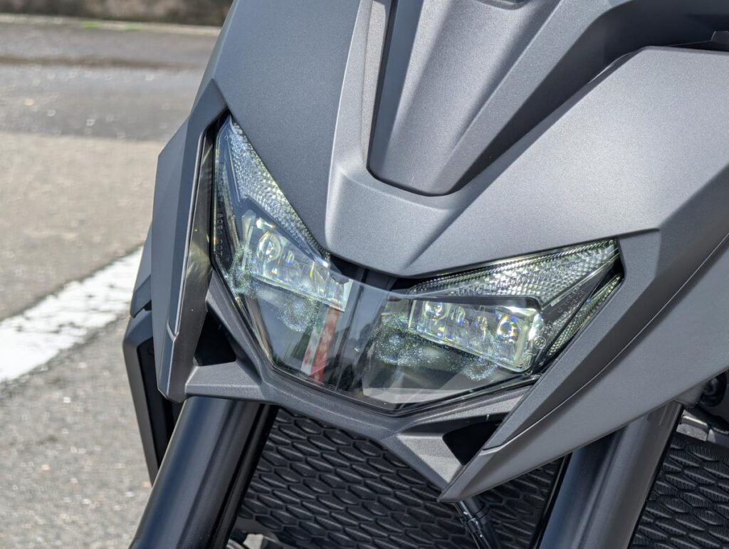 シャープな表情を作るCB750 HORNETの完全LEDヘッドライト正面