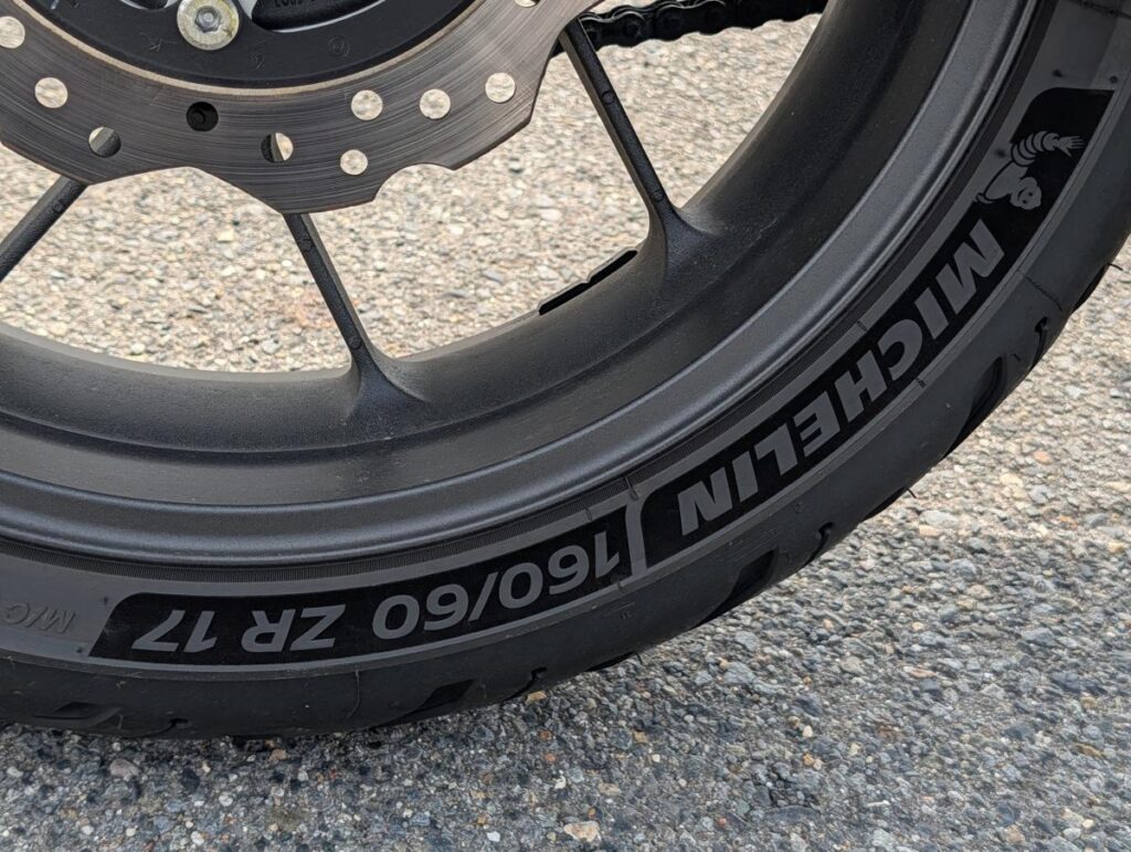 ミシュラン製ロード6の160サイズリヤタイヤトレッド面とサイズ刻印