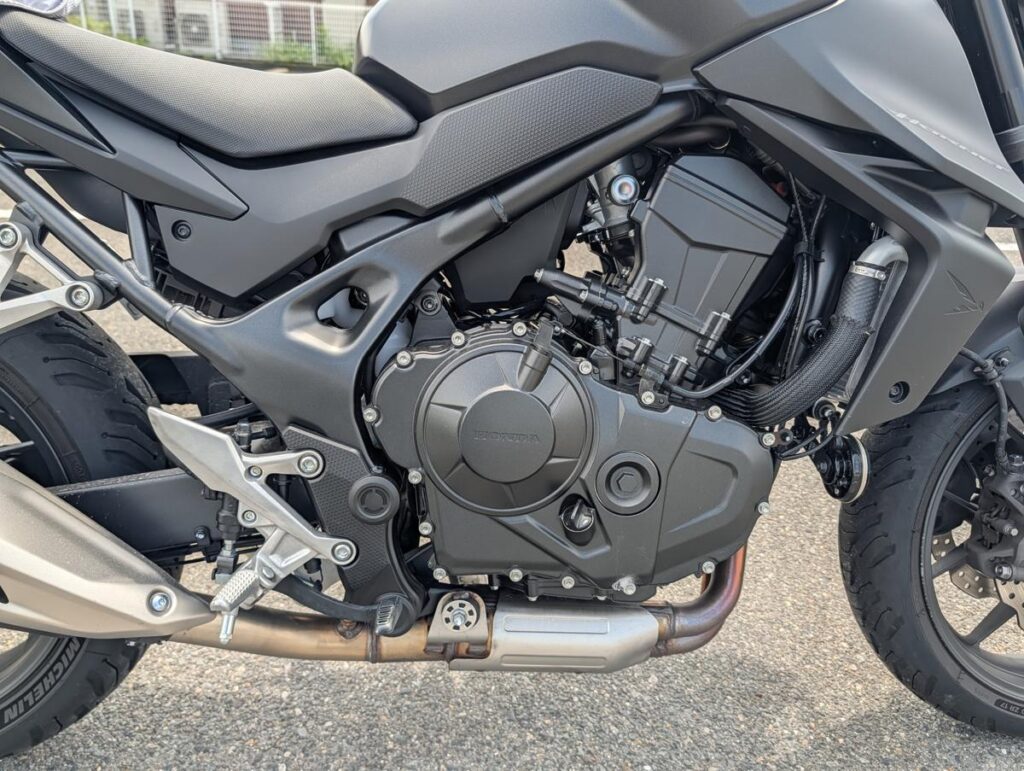 コンパクトなユニカムSOHC構造を採用した新開発755ccエンジン右側