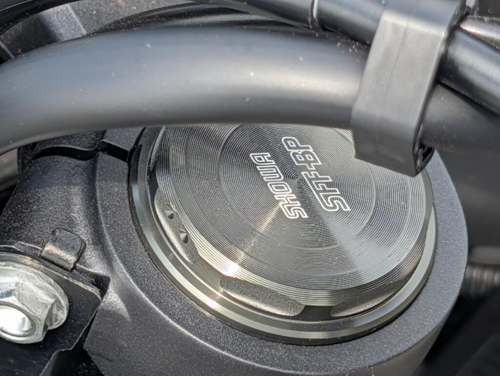 SHOWA製SFF-BPロゴが刻まれた倒立フロントフォークのトップキャップ