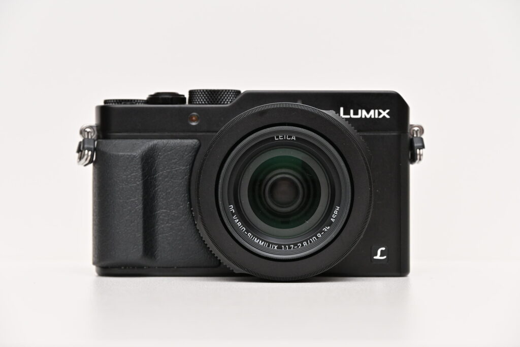 コンパクトなLUMIX LX100の本体写真