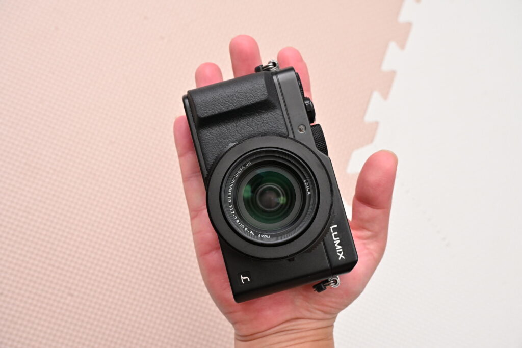 手のひらにすっぽりと収まるコンパクトなLUMIX LX100の本体写真