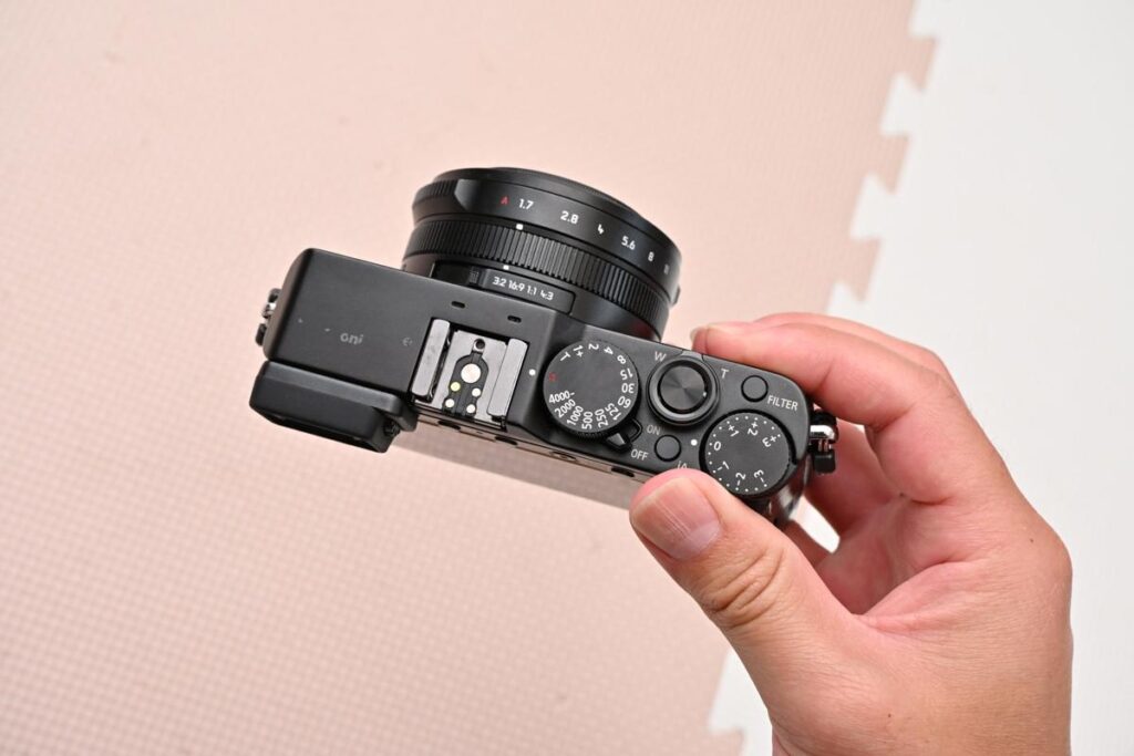 軽く添えるだけで、持てるコンパクトなLX100
