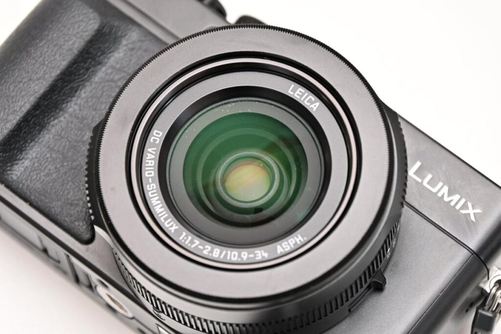 LEICA DC VARIO-SUMMILUXレンズが正面に配置されたLUMIX LX100のフロントカット