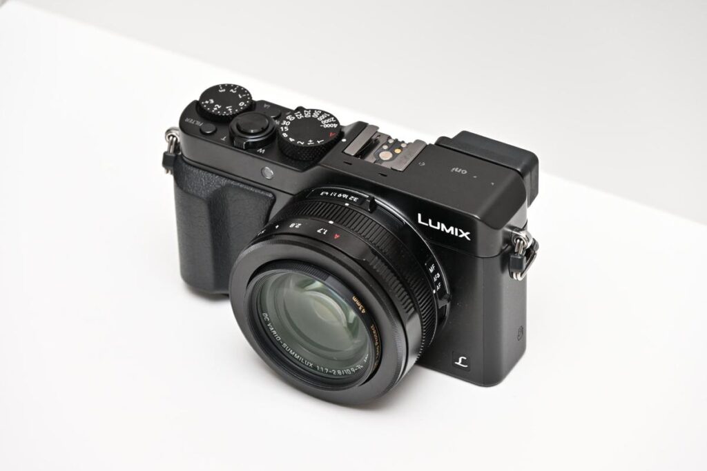 アナログダイヤルや絞りリングが並ぶLUMIX LX100の天面および斜め上からの外観写真