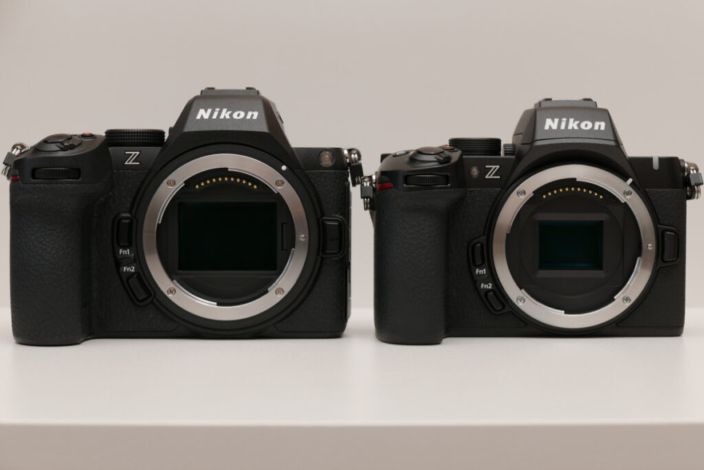 正面から並べたNikon Z5II(左)とZ50II(右)のイメージセンサーの大きさの比較