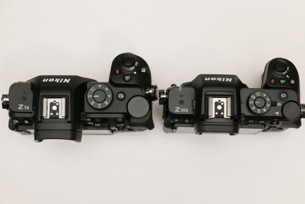 Nikon Z5II(左)とZ50II(右)を真上から見たボディの厚みとダイヤル類の比較