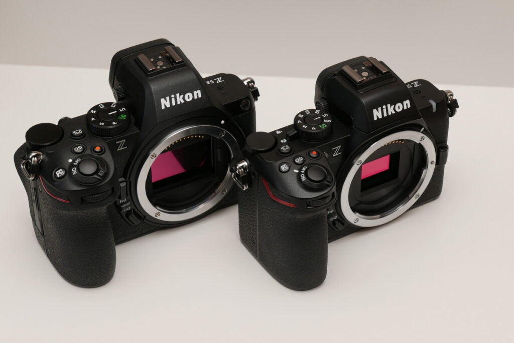 Nikon Z5II(左)とZ50II(右)を斜め上から見たボディの厚みとダイヤル類の比較