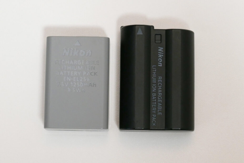 Z50II用バッテリー EN-EL25a(左)とZ5II用バッテリー EN-EL15c(右)の表面のサイズ比較