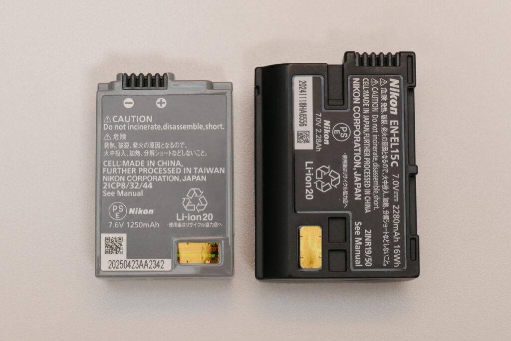 Z50II用バッテリー EN-EL25a(左)とZ5II用バッテリー EN-EL15c(右)の裏面仕様の比較