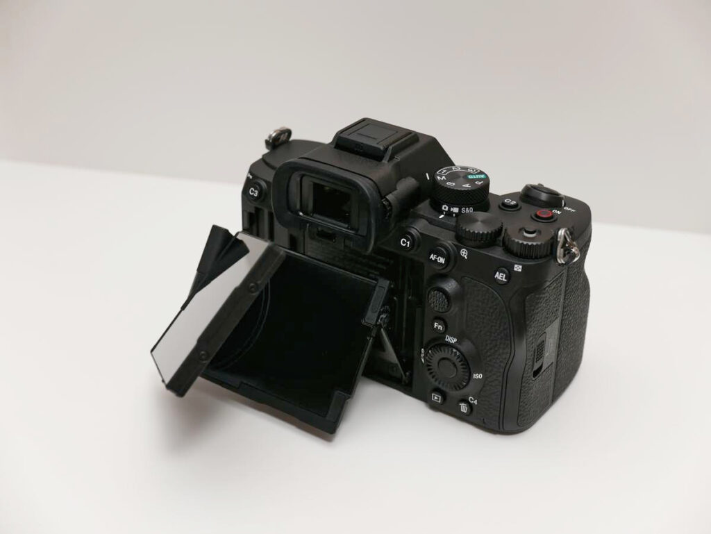 SONY α7Vの液晶モニターを光軸上に保ったまま手前にチルト展開した状態