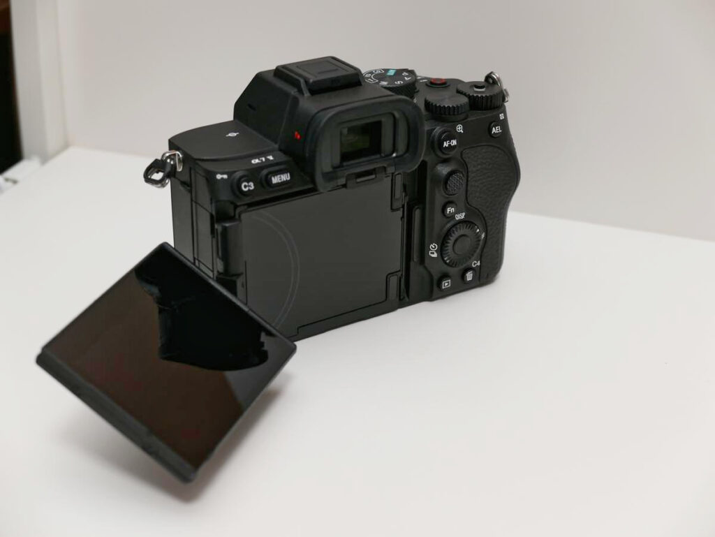 SONY α7Vの背面液晶モニターを左側にバリアングル展開し、下向きに傾けた状態