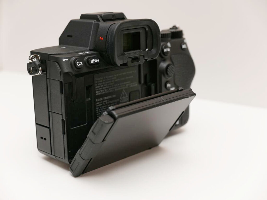 SONY α7Vの背面液晶モニターを左側にバリアングル展開し、下向きに傾けた状態