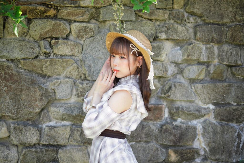 レビューのまとめ画像。アンニュイな表情で石壁の前に佇み、ノスタルジックな空気感をまとった鹿乃ばんびさんの印象的なポートレート。