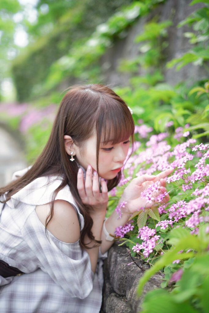 花に触れる指先から奥の背景へと極めてなだらかなグラデーションを伴って溶けていく、フルサイズならではの大口径ボケ描写。