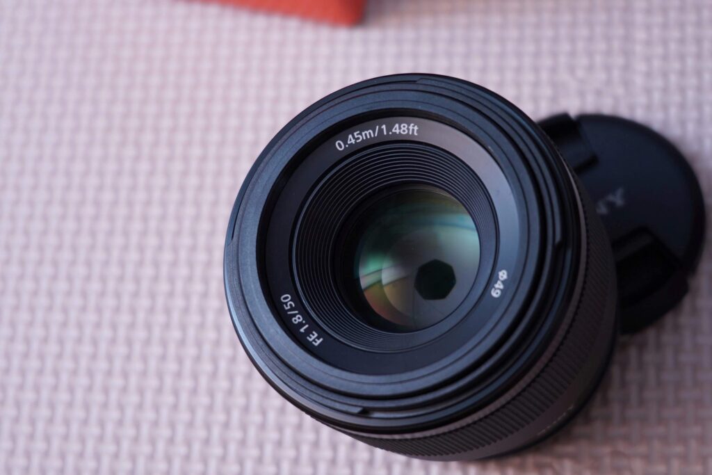 美しいレンズコーティングと丸みのある絞り羽根がのぞく、FE 50mm F1.8の正面拡大写真。