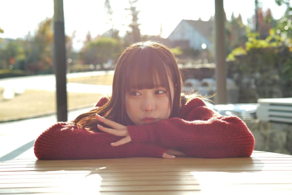 F2.8に絞った作例。ドラマチックなフレアの光に包まれながら、頬をプクッと膨らませる鹿乃ばんびさんの可愛い表情。
