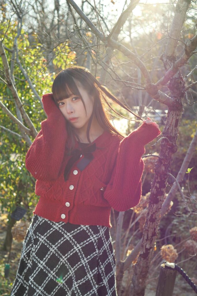 F2.8の作例。横に流れるドラマチックなフレアの帯をバックに、クールな表情を浮かべる鹿乃ばんびさん。