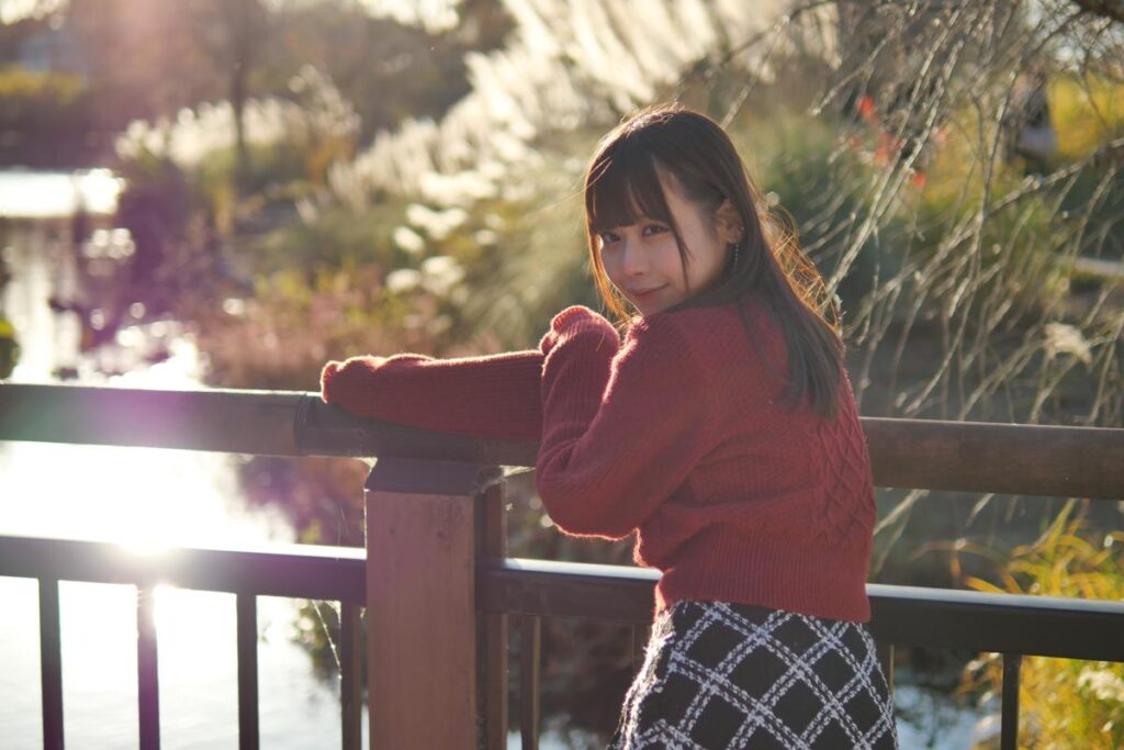 レビューのまとめ画像。夕暮れの水辺の柵に寄りかかり、愛らしい表情でこちらを振り返る鹿乃ばんびさん。
