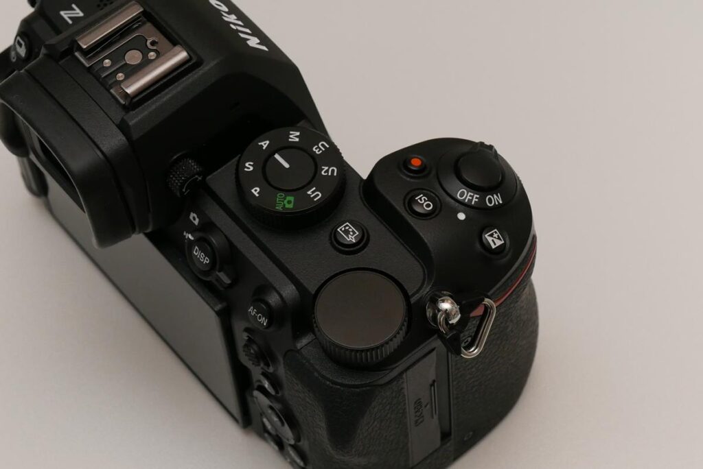 Nikon Z5IIの右手側上面ダイヤルとシャッターボタン周辺の配置