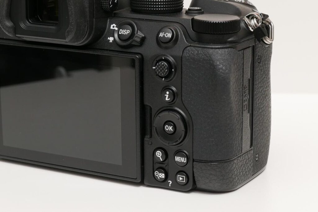 Nikon Z5IIの背面右手側にある操作ボタンと親指用ダイヤルのレイアウト
