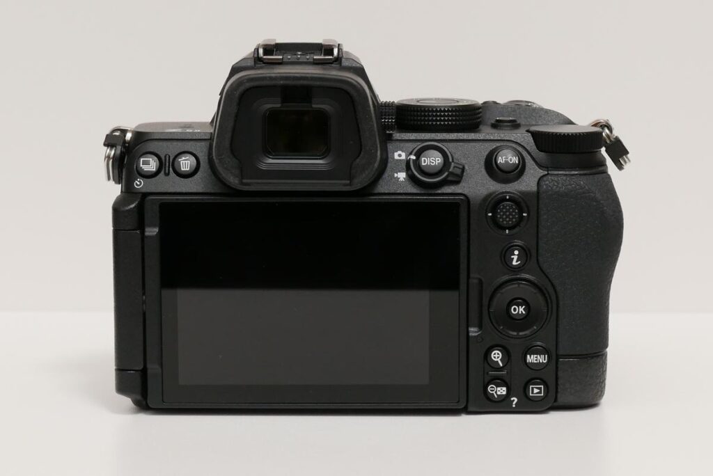Nikon Z5IIの真後ろから見た高精細な背面液晶モニターとボタン配置