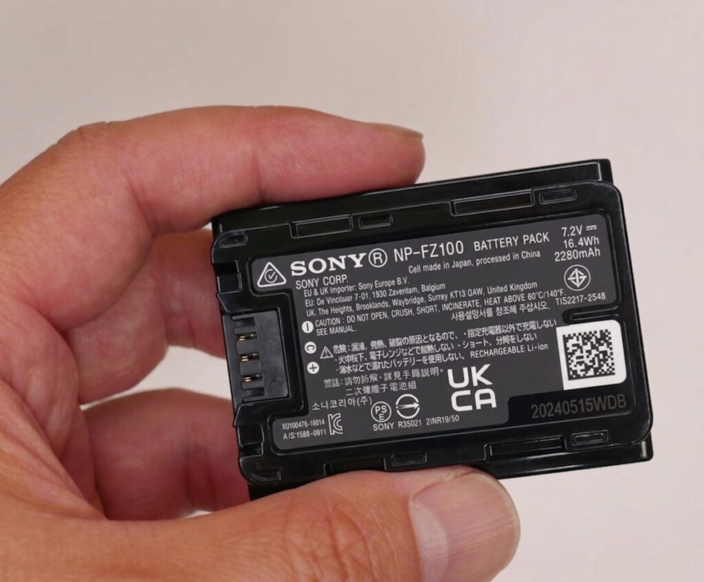 撮影者の手のひらに収まるサイズ感のSONY純正大容量バッテリー NP-FZ100