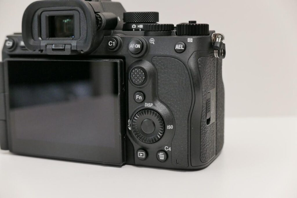 SONY α7Vの背面操作ダイヤルと親指が届くボタン類のクローズアップ
