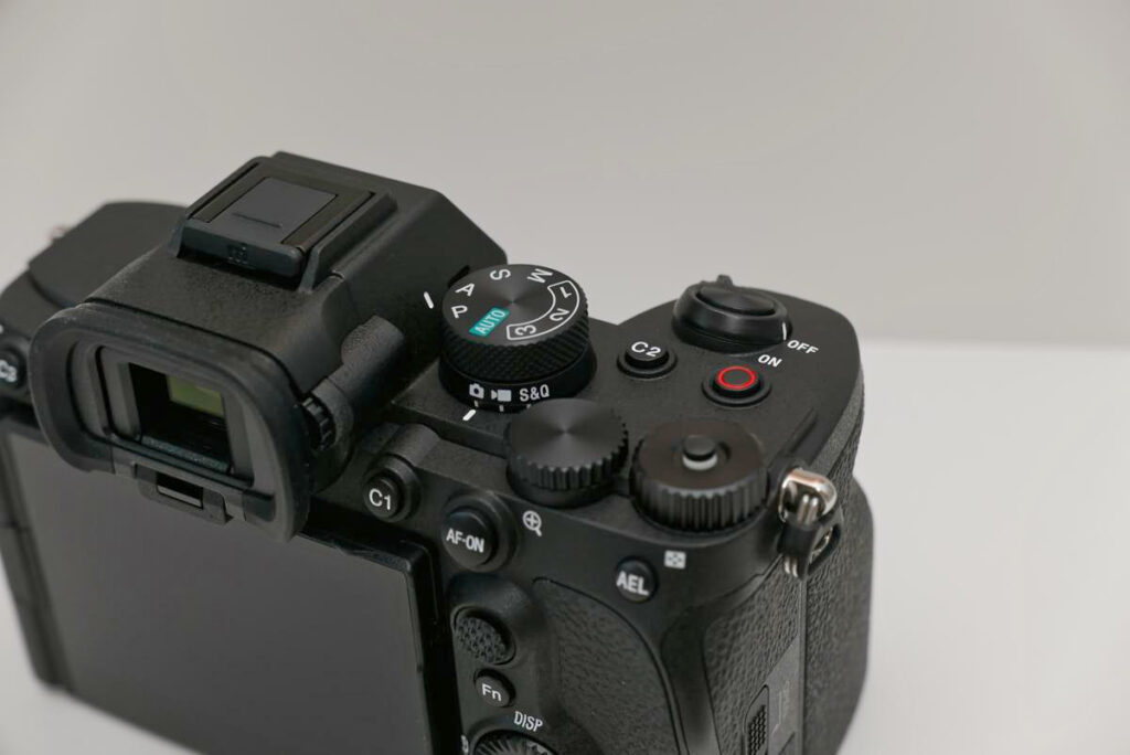 SONY α7Vの右肩部にある電源スイッチ、シャッターボタン、各種モードダイヤル