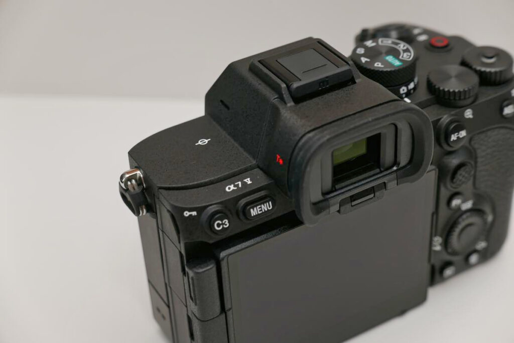 SONY α7Vの左肩部にあるα7Vロゴとミニマルな外観デザイン