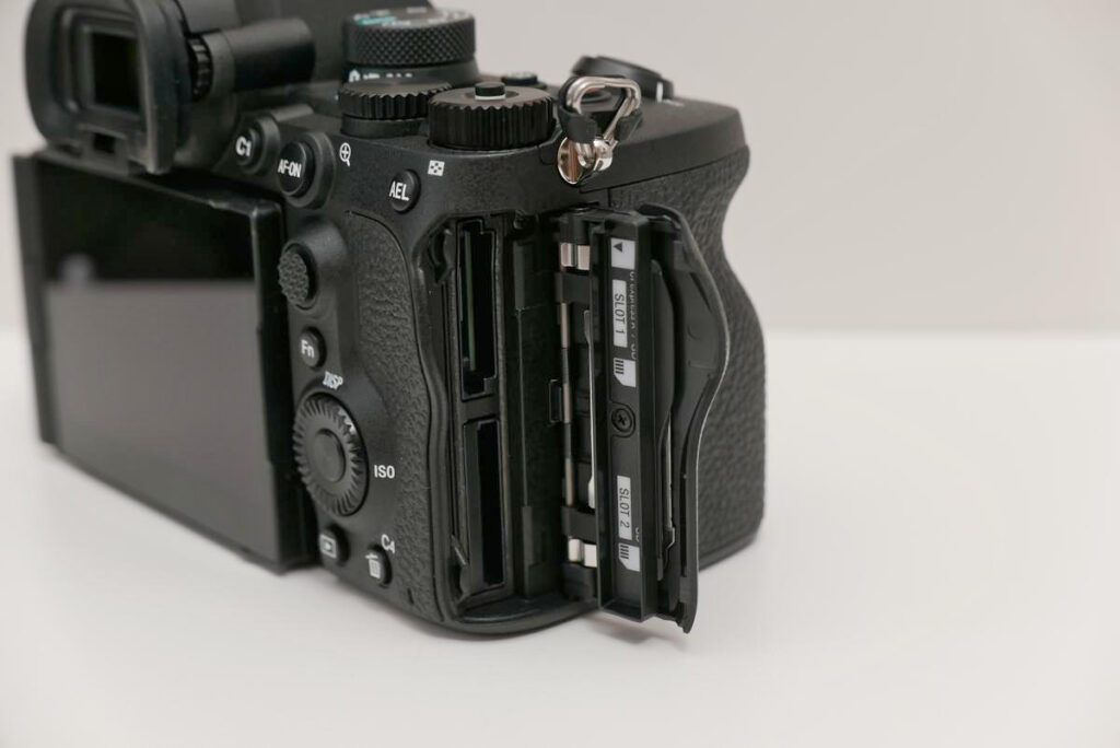 SONY α7Vの側面カバーを開けた状態のメディア用ダブルスロット
