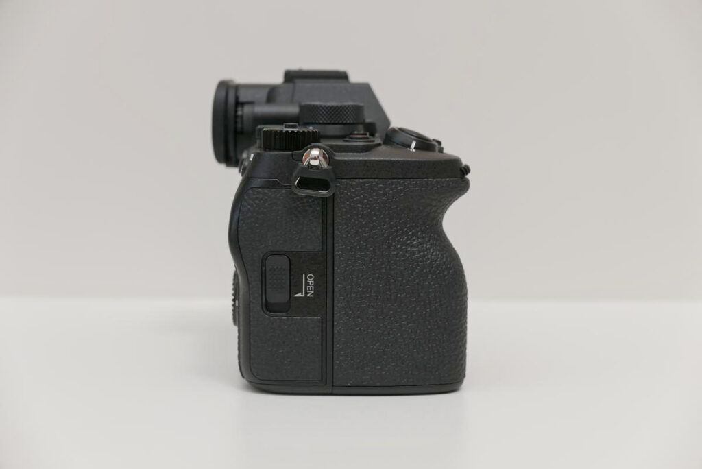 SONY α7Vの側面の深く切り込まれたグリップ形状とホールド感
