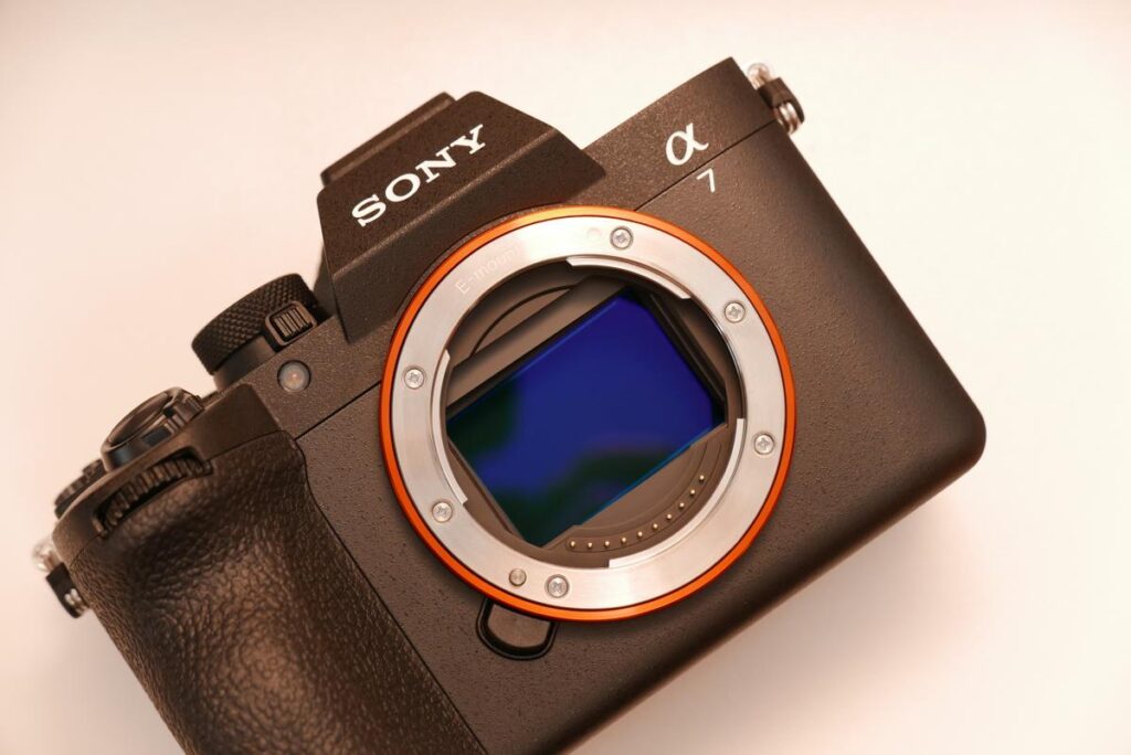 SONY α7Vのフルサイズセンサーとオレンジのマウントリングのアップ