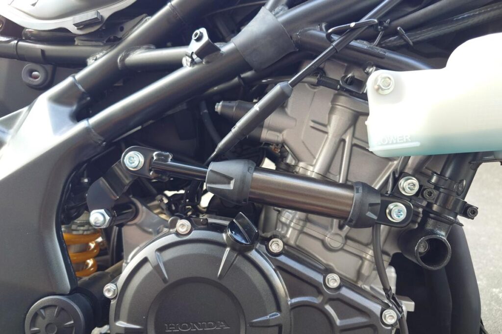 CBR250RRのエンジン横に装着されたパフォーマンスダンパー本体
