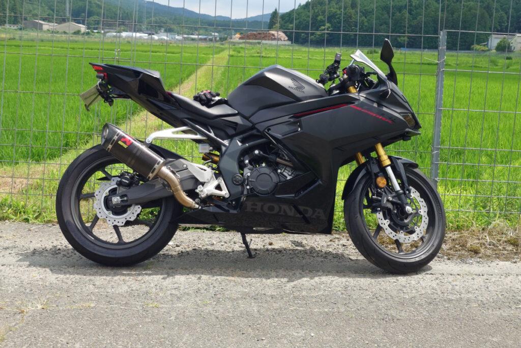 田園風景の中でテスト走行を行うCBR250RRの右側面