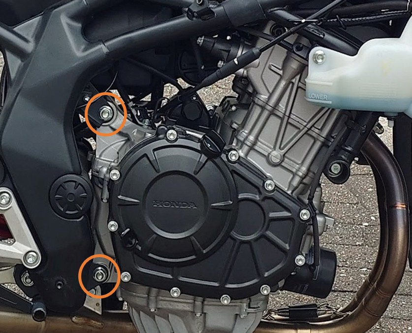トルクバランス調整を行うCBR250RRのエンジン後方上下マウントボルト位置