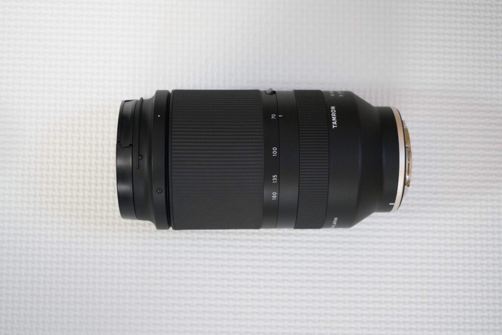質量810g、長さ149mmのコンパクトなTAMRON 70-180mm F/2.8 Di III VXDのレンズ本体の側面