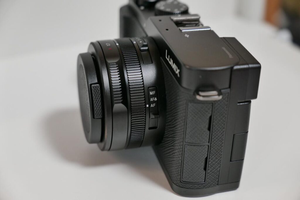 LUMIX L10のレンズ鏡筒にあるAF・マクロ切り替えスイッチ