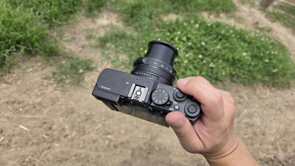 LUMIX L10を右手でグリップして持ったときのホールド感