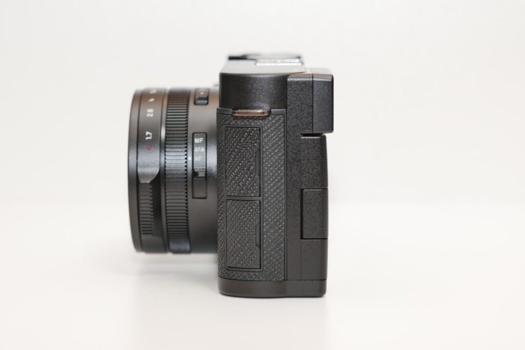 LUMIX L10の左側面とフォーカス切り替えダイヤル