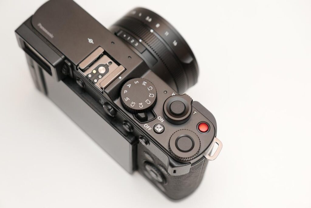 LUMIX L10の右肩天面ダイヤルと操作部