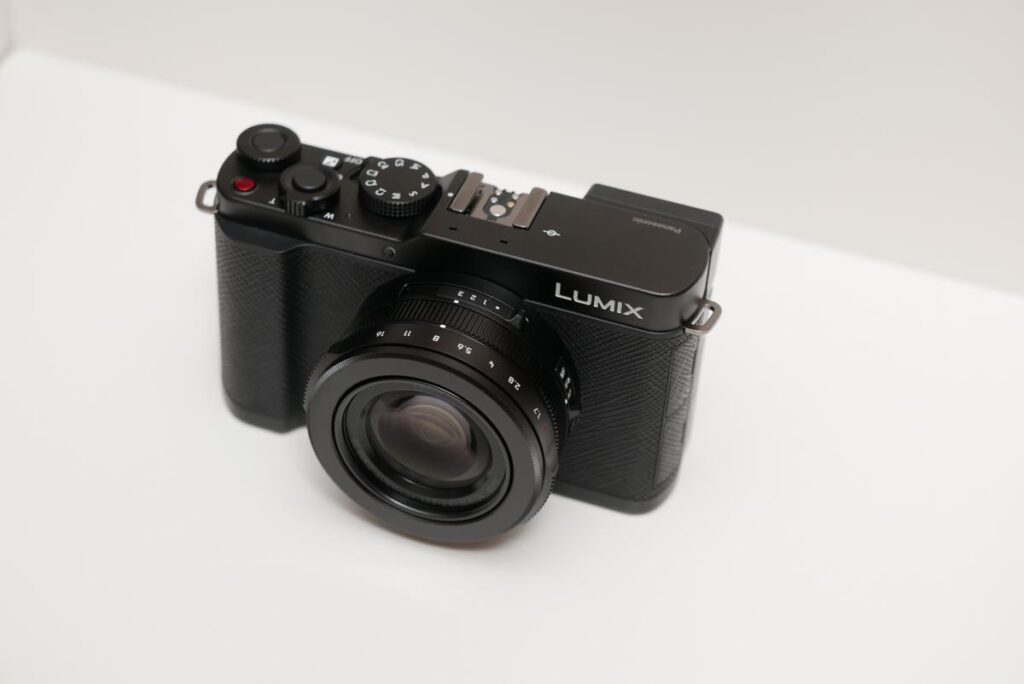 LUMIX L10の正面全体外観と大口径LEICAズームレンズ